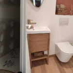 Création complète de toilettes avec travaux d’électricité, plomberie, cloisons en placo, carrelage au sol, peinture, WC suspendu et vasque à Versonnex