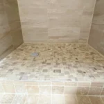 Création d’une douche à l’italienne en mosaïque et carrelage effet pierre à Thoiry