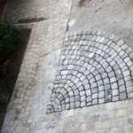 Pose de pavés extérieurs dans une cour à Pougny