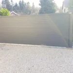 Pose de portail coulissant motorisé avec travaux de maçonnerie, passage de gaines et préparation du rail à Ornex