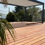 Pose de terrasse en bois exotique avec installation de pergola à Péron