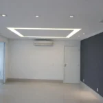 Travaux de peinture intérieure avec mur d’accent gris anthracite dans un local commercial à Saint-Julien-en-Genevois