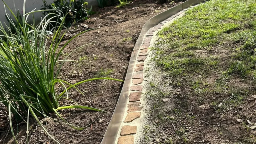 Pose de bordure en acier corten dan le Pays de Gex