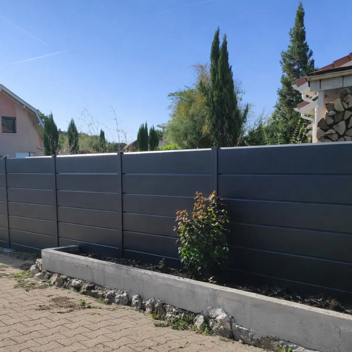 Clôture aluminium moderne installée dans le Pays de Gex