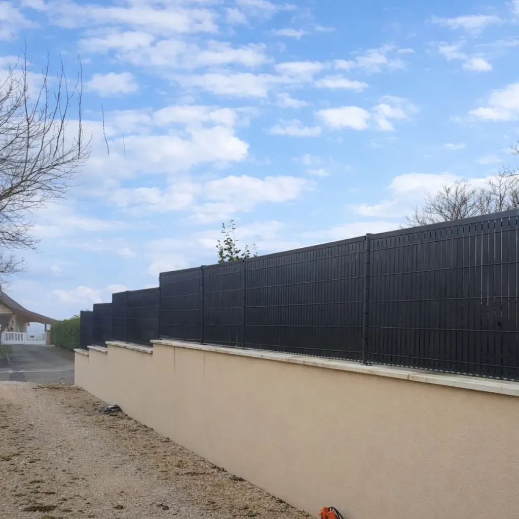 Pose de grillage rigide avec brise vue à Prevessin Moens