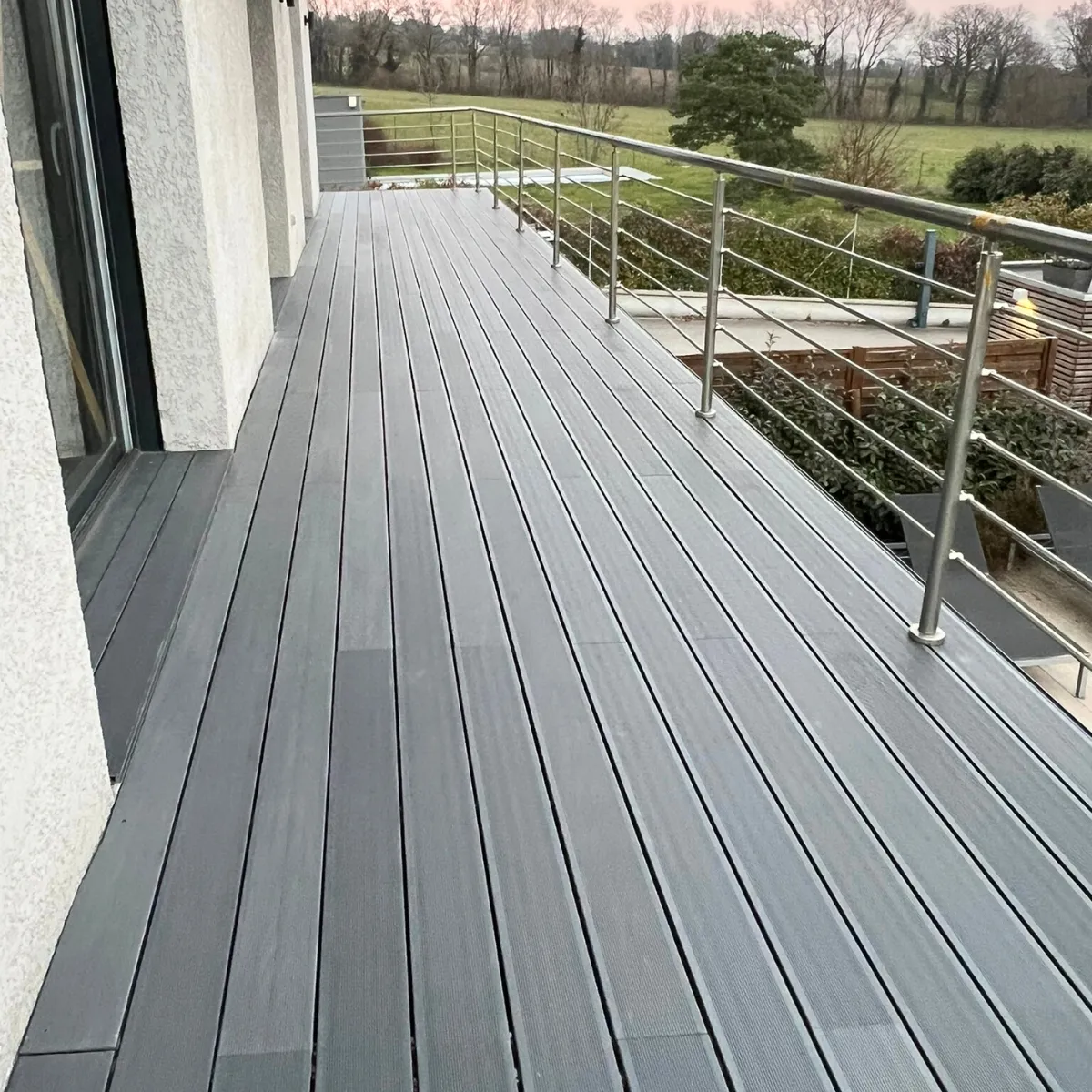 Pose de terrasse composite sur balcon à Cessy