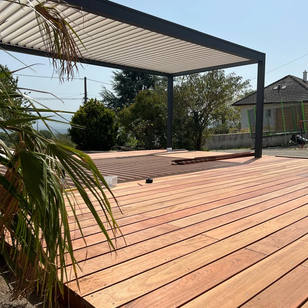 Pose de terrasse en bois exotique cumaru au Pays de Gex