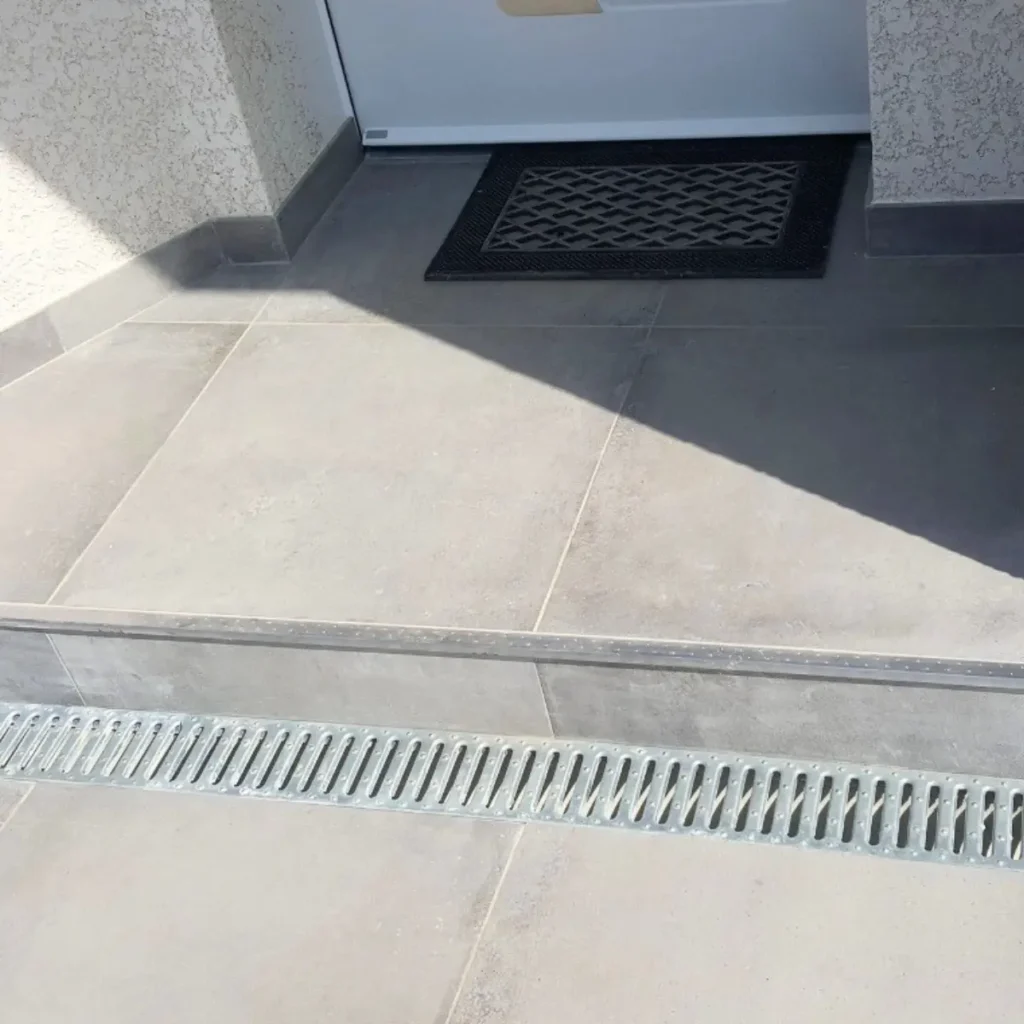 Pose de carrelage avec caniveux dans le pays de gex