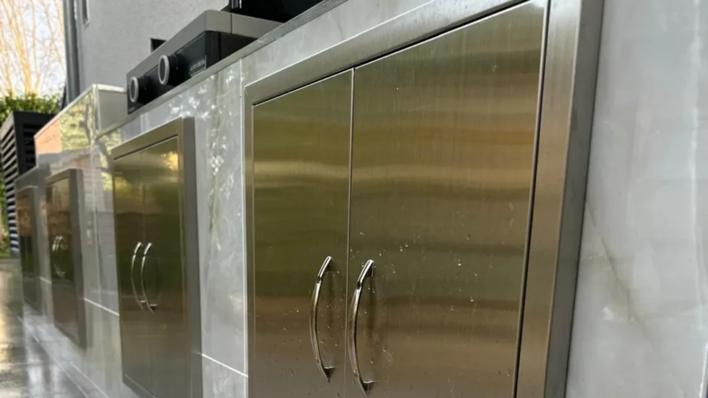 détail portes inox cuisine d’été extérieure