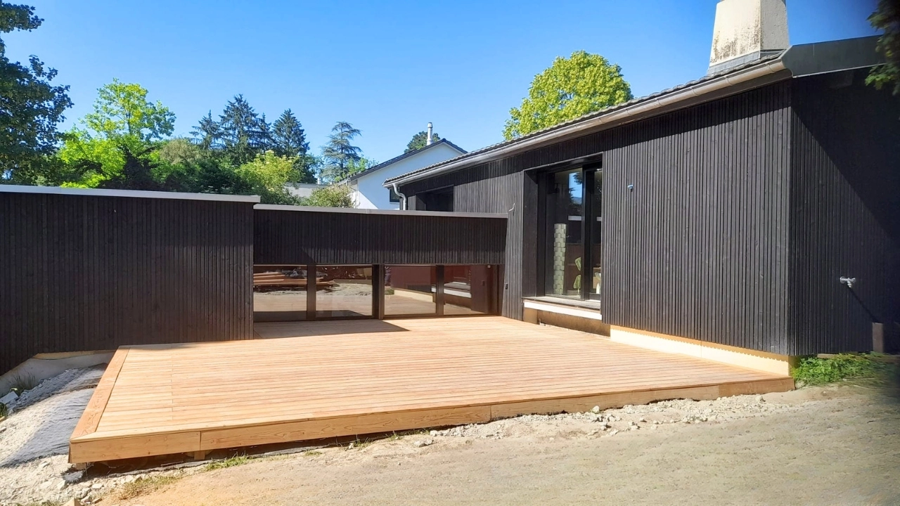 Pose de terrasse en meleze en Suisse