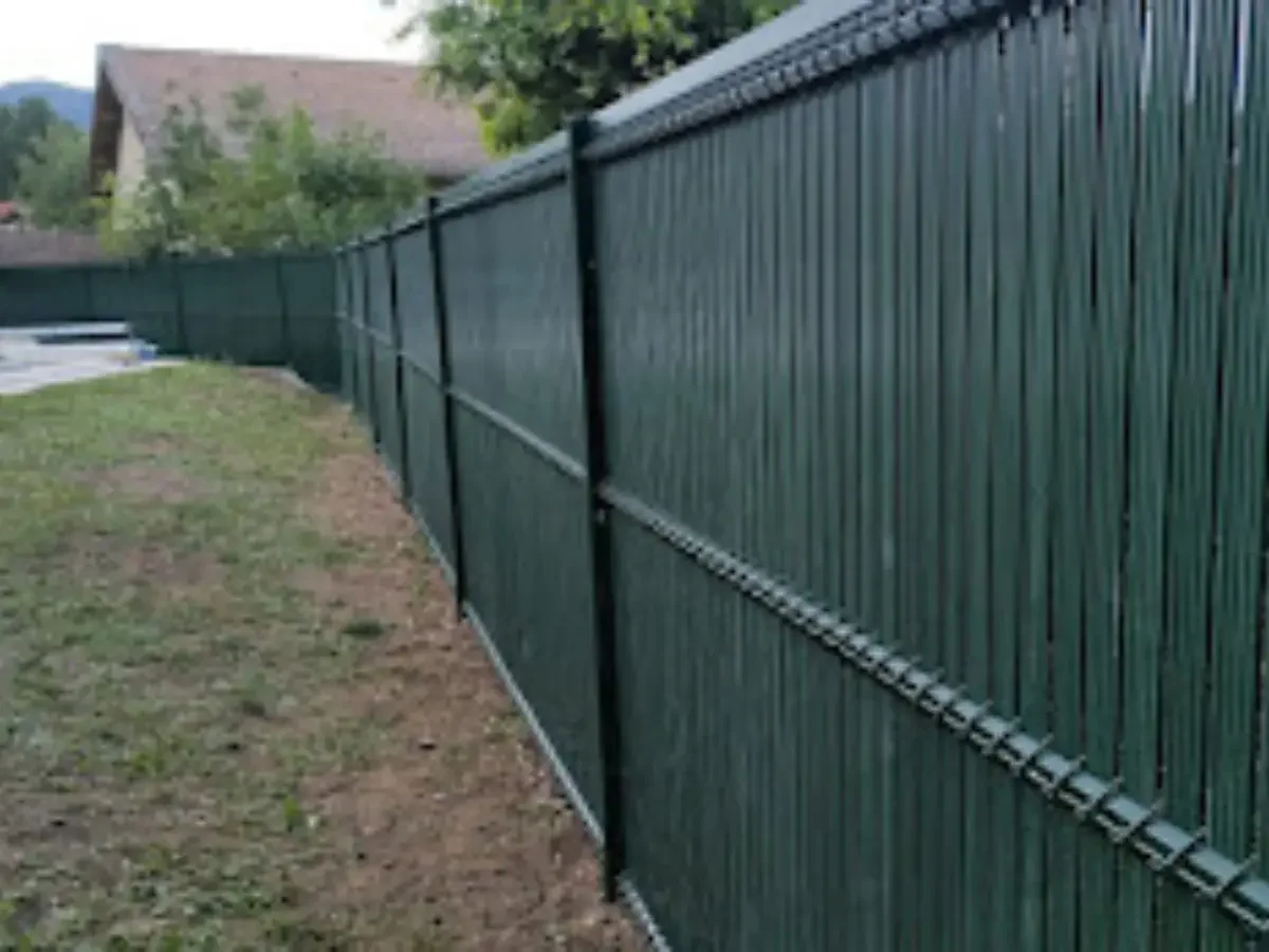 Pose de clôture rigide verte à Échenevex