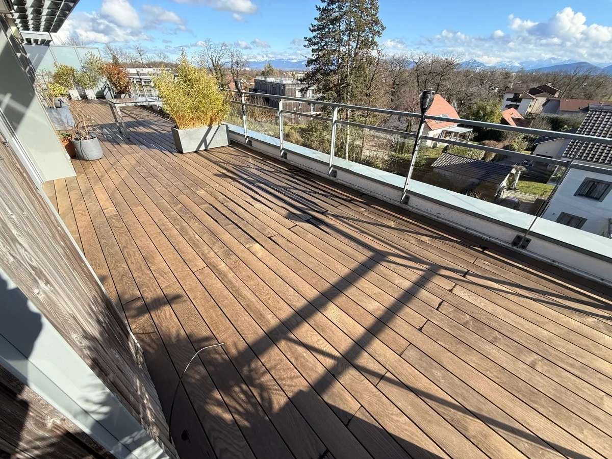 Pose de terrasse en bois thermotraité avec système Grad sans vis apparentes à Prévessin-Moëns