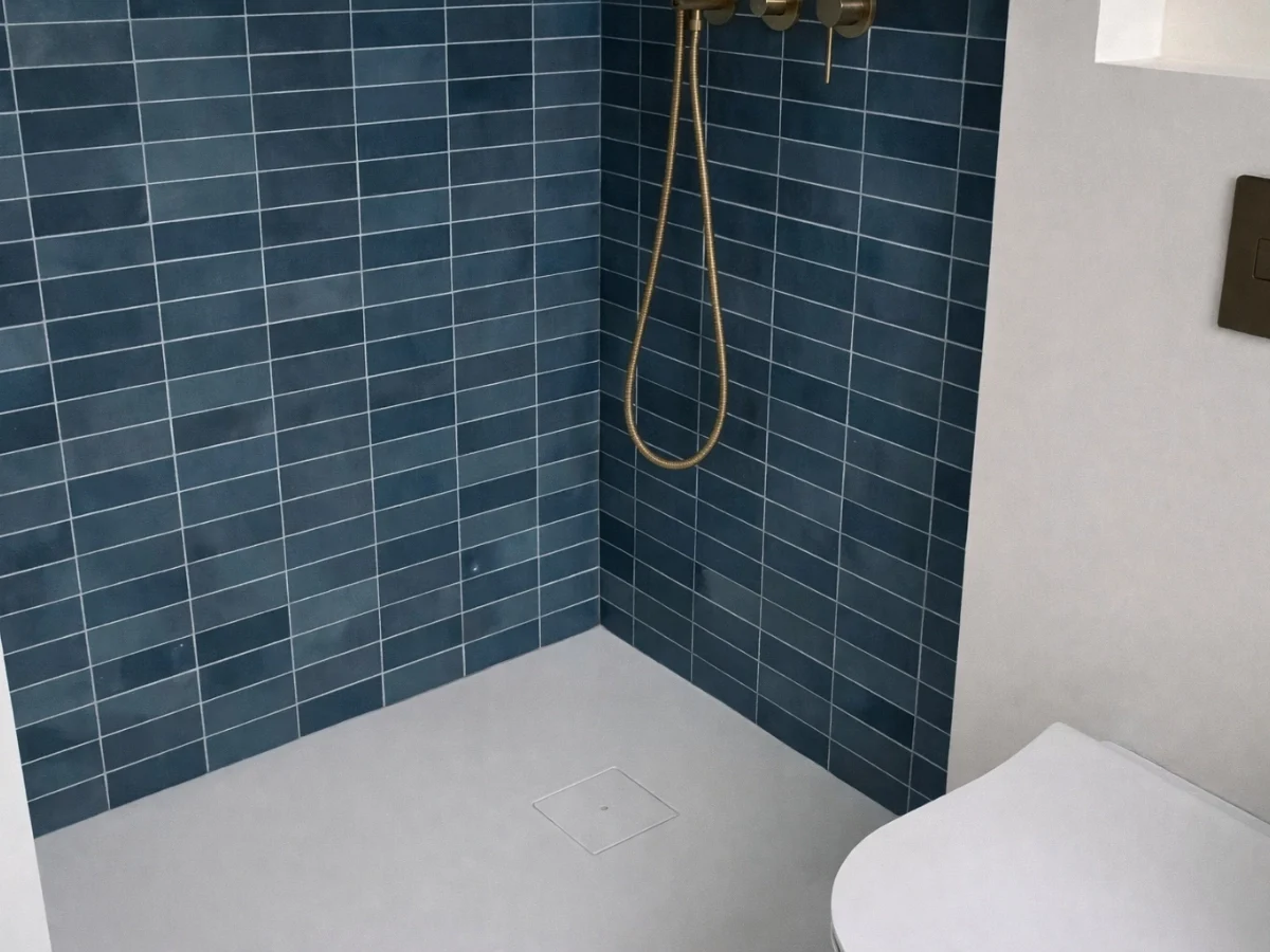 Rénovation complète de salle de bains avec pose de faïence, bac à douche extra-plat, WC suspendu et meuble vasque à Ségny